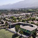Centro Educacional Eduardo de la Barra de Peñalolén | CEEB / Marsino Arquitectura - Fotografía exterior, Renovación, Fachada, Urbano