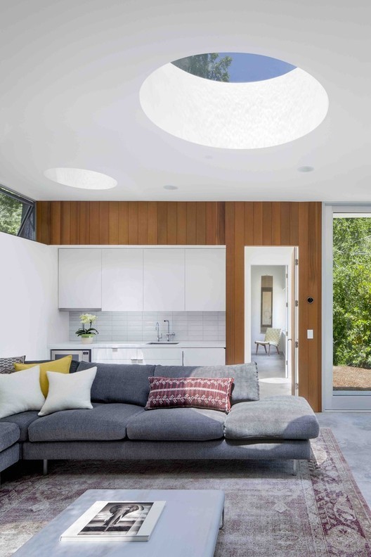 Light as a Design Statement: Inspiring Ways to Manage Natural Lighting  - Image 10 of 22