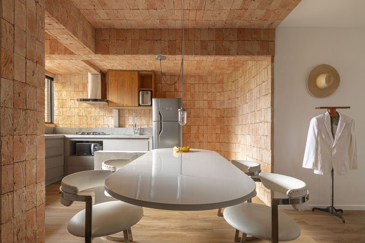 Culinary Architecture: 16 Projects that Explore Different Kitchen Layouts - Image 13 of 26