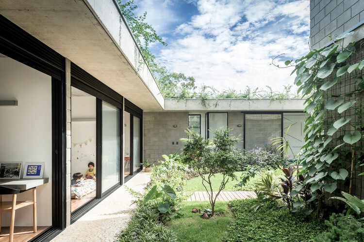 Courtyard House for Two Boys / Shieh Arquitetos Associados - Exterior Photography