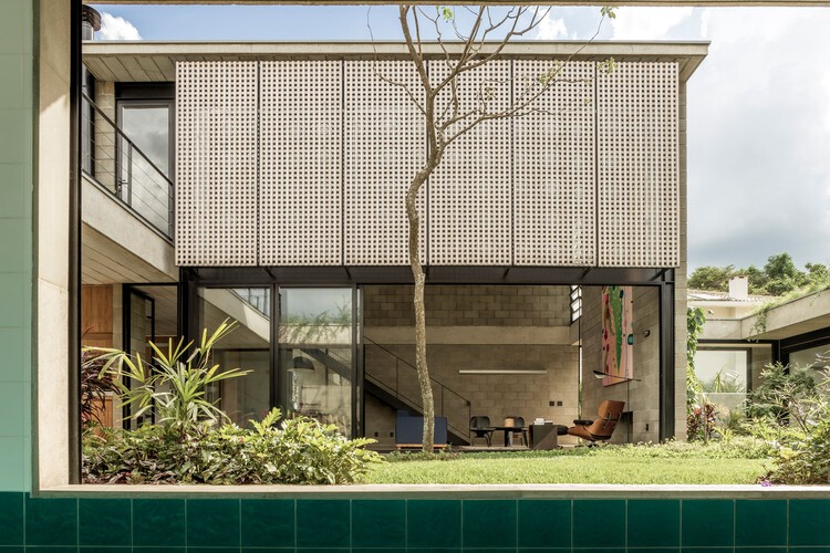 Courtyard House for Two Boys / Shieh Arquitetos Associados - Exterior Photography, Facade