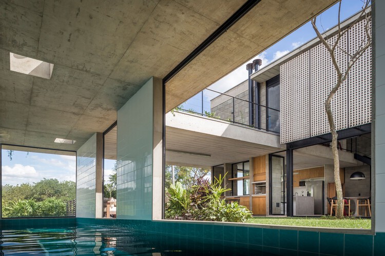 Casa con patio para dos niños / Shieh Arquitetos Associados - Fotografía interior, Fachada