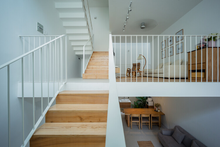 Bi & Sam House / T H I A Architecture - Interior Photography, Stairs, Handrail, Windows