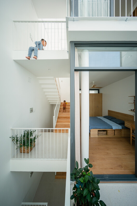 Bi & Sam House / T H I A Architecture - Interior Photography, Windows, Stairs, Handrail