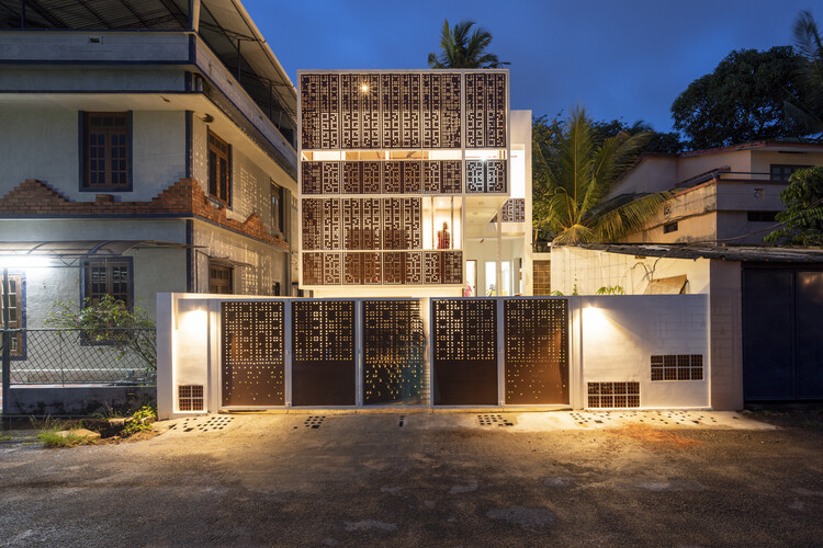 An Average City Transmute House / Ego Design Studio - Exterior Photography, Windows, Facade