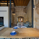 Casa tosca / Ghadban de Pascual architects - Fotografía interior, Cocina, Mesas, Madera, Sillas, Fijación Vigas