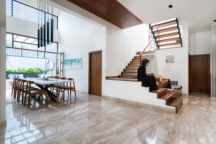 House of Lines and Circles / Cognition Design Studio - Interior Photography, Dining room, Table, Stairs, Windows, Beam