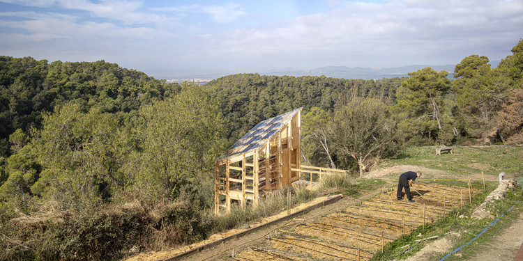 Students build an ecological, self-sufficient, and scalable greenhouse prototype in Barcelona - More Images