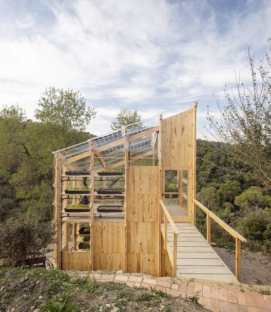 Students build an ecological, self-sufficient, and scalable greenhouse prototype in Barcelona - Image 24 of 30