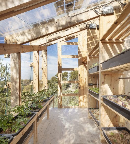Students build an ecological, self-sufficient, and scalable greenhouse prototype in Barcelona - Image 14 of 30