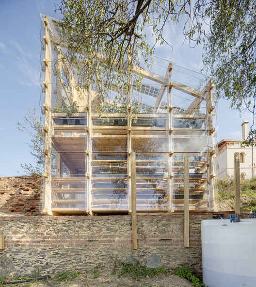 Students build an ecological, self-sufficient, and scalable greenhouse prototype in Barcelona - Image 5 of 30