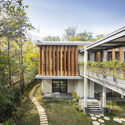 earth and glass house c niveditaa gupta 055 - Căn biệt thự ngoại &ocirc; với những lam gỗ tho&aacute;ng m&aacute;t thiết kế hiện đại ấn tượng ở Ấn Độ