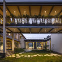 earth and glass house c niveditaa gupta 121 - Căn biệt thự ngoại &ocirc; với những lam gỗ tho&aacute;ng m&aacute;t thiết kế hiện đại ấn tượng ở Ấn Độ
