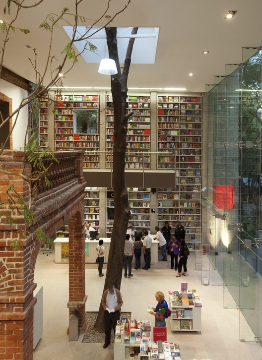 Mexican Interiors: 18 Spaces That Use Books as a Design Element Mexican Interiors: 18 Spaces That Use Books as a Design Element - Image 4 of 19