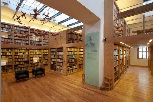 Mexican Interiors: 18 Spaces That Use Books as a Design Element - Image 18 of 19