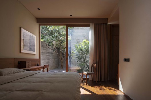 The Flowing Garden House / More Than Arch Studio - Interior Photography, Bedroom, Wood