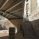 Plaza de la Sinagoga en el centro histórico de Onda / Grupo Aranea + El fabricante de espheras  + Cel-Ras Arquitectura - Fotografía interior, Escaleras, Fachada