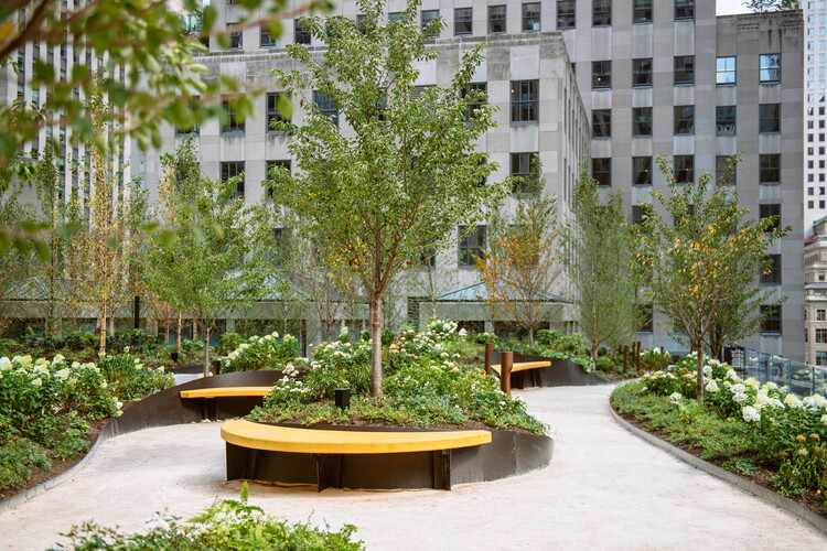 Radio Park en el Rockefeller Center / HMWhite - Fotografía exterior, Ventanas, Jardín, Patio interior