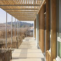 带状校园 Maurice Béjart / KOMBO Architectes + R+4 Architectes - 室内图, 木头, 柱, 露台