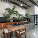 Casa la bodega / Taller Verde Arquitectura - Fotografía interior, Cocina, Mesas, Encimera, Ventanas, Fijación Vigas
