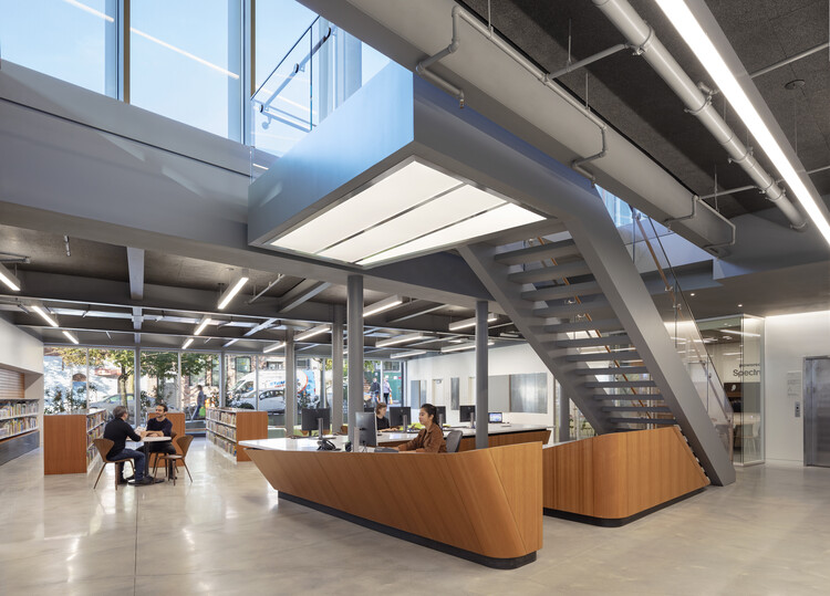 Biblioteca e Centro de Educação Ambiental Greenpoint/ Marble Fairbanks Architects - Fotografia de Interiores, Escada, Janela, Cadeira