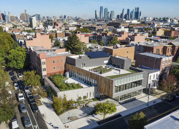 Greenpoint Library and Environmental Education Center / Marble Fairbanks Architects - Exterior Photography, Windows, Cityscape