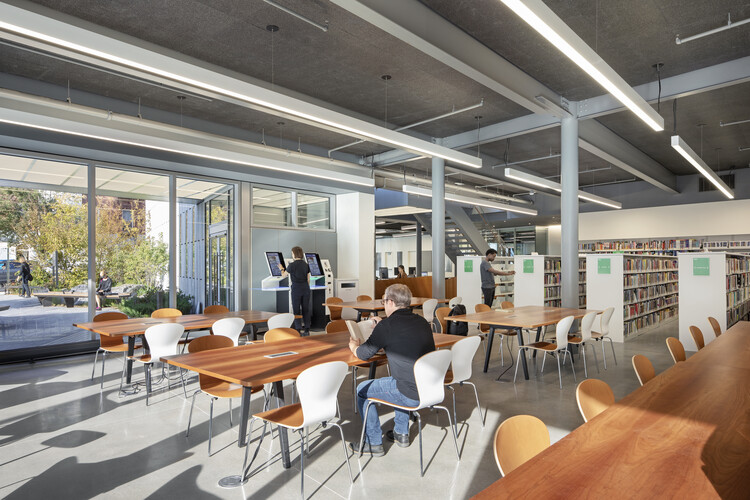 Biblioteca e Centro de Educação Ambiental Greenpoint/ Marble Fairbanks Architects - Fotografia de Interiores, Sala de Jantar, Mesa, Cadeira, Janela