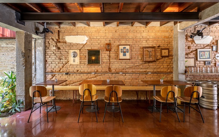 Colchetes Café / Estúdio Brasileiro de Arquitetura - Fotografia de Interiores, Sala de Jantar, Mesa, Cadeira, Madeira, Viga, Janela