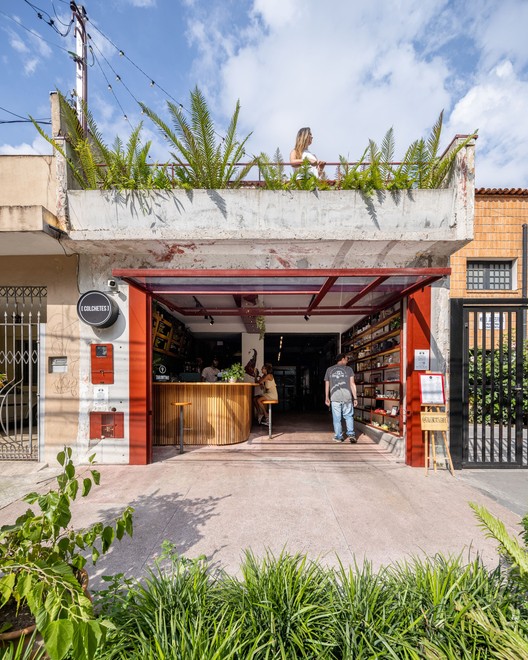 Café Colchetes / Estúdio Brasileiro de Arquitetura - Fotografía exterior, Ventanas, Fachada, Jardín