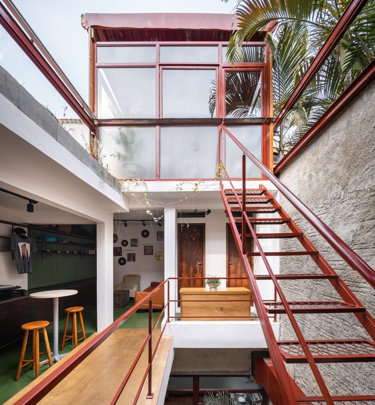 Colchetes Café / Estúdio Brasileiro de Arquitetura - Interior Photography, Stairs, Lighting, Facade, Chair, Handrail, Beam