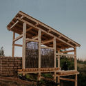 Estudiantes de arquitectura construyen mirador a través de ensambles de madera y la reutilización de adobe en Guarilihue, Chile - Image 1 of 4