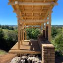 Estudiantes de arquitectura construyen mirador a través de ensambles de madera y la reutilización de adobe en Guarilihue, Chile - Image 4 of 4