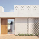 Casa-patio en Salou / NUA Arquitectures - Fotografía exterior, Casas, Puerta, Fachada, Arco