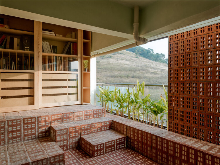 Estudio en la colina / Mind Manifestation Design - Fotografía interior, Ladrillo, Fachada, Fijación Vigas, Terraza