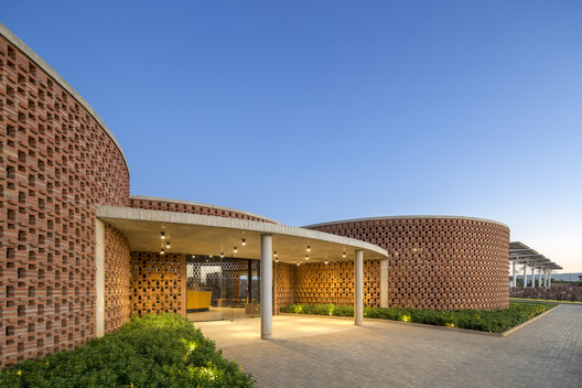 The Beauty of Simplicity: Getting to Know the Work of Lins Arquitetos Associados - Image 3 of 10