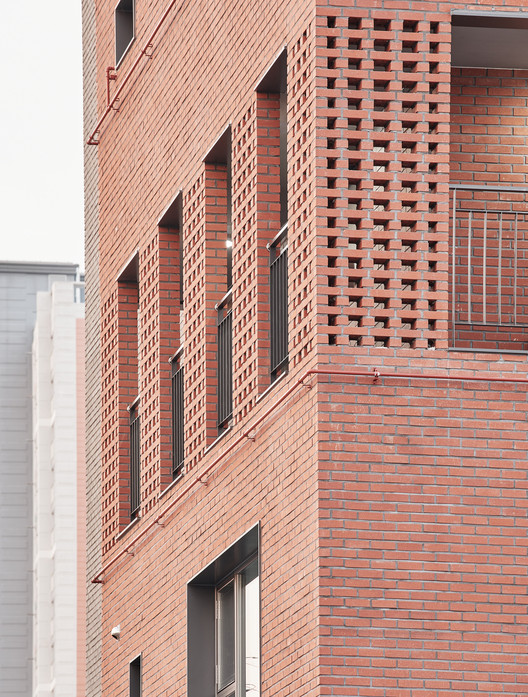 Anseong Commercial House "Ban” / raumst - Exterior Photography, Windows, Brick, Facade, Arch