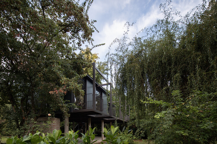 Casa espera / AToT - Arquitectos Todo Terreno - Fotografía exterior, Ventanas, Bosque