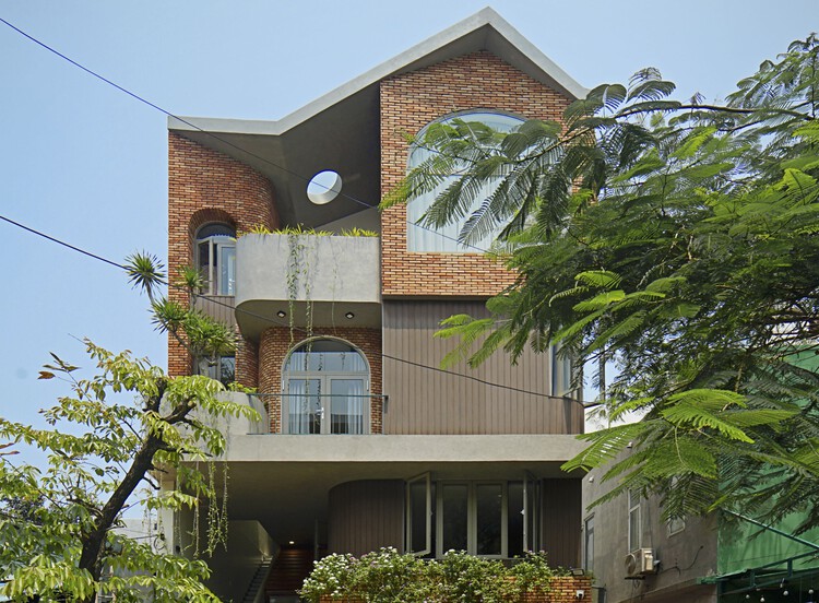 NHÀ MỘC Residence / IZ Architects - Exterior Photography, Windows, Facade