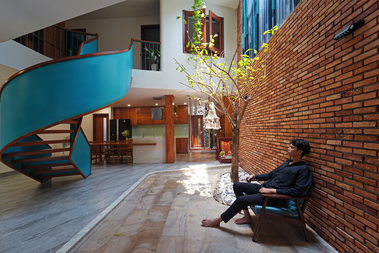 NHÀ MỘC Residence / IZ Architects - Interior Photography, Windows, Bench