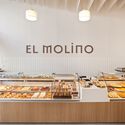 El Molino pastelería y cafetería / LIQE arquitectura - Fotografía interior, Café, Cocina, Puerta, Fachada, Mesas, Sillas