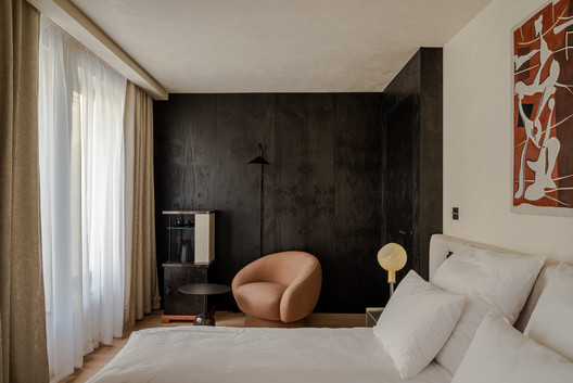 极简石刻立面，Warszauer 精品酒店 / INDO Architekci - 室内图, 卧室, 床