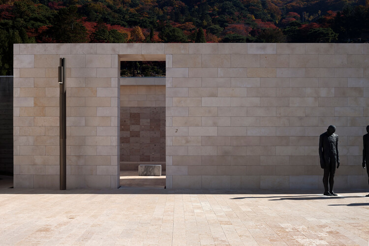 Osario del parque conmemorativo de Bundang / Studiozt - Fotografía exterior, Ladrillo, Fachada