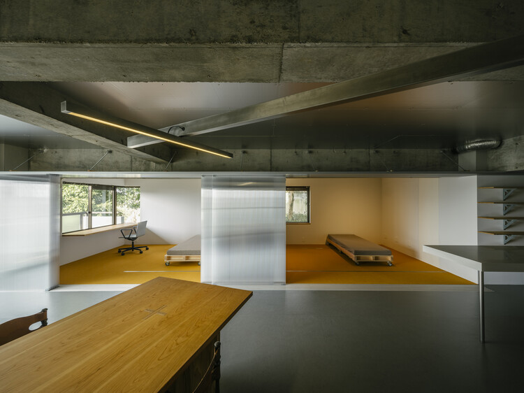 可移动多变空间，樱坂建筑师自宅公寓改造 / ICADA + Masaaki Iwamoto Laboratory - 室内图, 厨房, 台面, 水槽, 梁