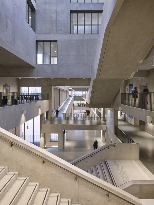 Architecture: Guide to the World's Leading Graduate Schools (Masterclass) [ペーパーバック] Martins， Ana; Mcnamara， Carmel Gallery of Grafton Architects' Yvonne Farrell and Shelley McNamara