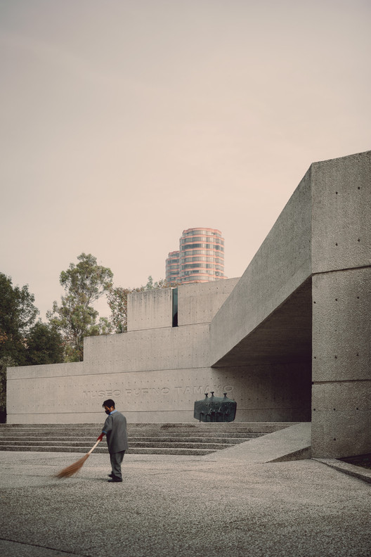 6 young photographers offer new perspectives on Teodoro González de León's Tamayo Museum - Image 8 of 32