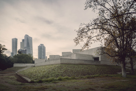 6 young photographers offer new perspectives on Teodoro González de León's Tamayo Museum - Image 9 of 32