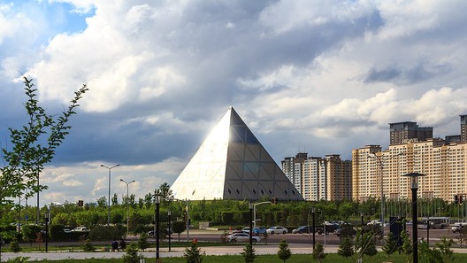 10 Contemporary Buildings Inspired by the Egyptian Pyramid Typology 10 Contemporary Buildings Inspired by the Egyptian Pyramid Typology - Image 11 of 11