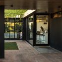 Casa pl / BILBAO | LOPEZ - Fotografía interior, Casas, Puerta, Fachada, Pilares, Sillas