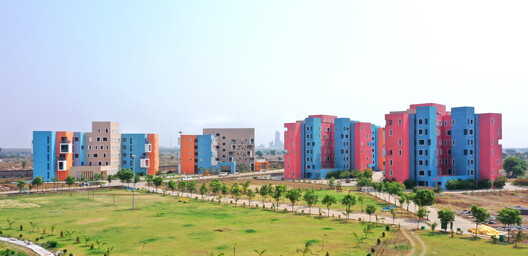 Complejo residencial Shree Town / Sanjay Puri Architects Complejo residencial Shree Town / Sanjay Puri Architects - Fotografía exterior, Urbano, Fachada, Ventanas