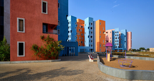 Complejo residencial Shree Town / Sanjay Puri Architects Complejo residencial Shree Town / Sanjay Puri Architects - Fotografía exterior, Ventanas, Fachada